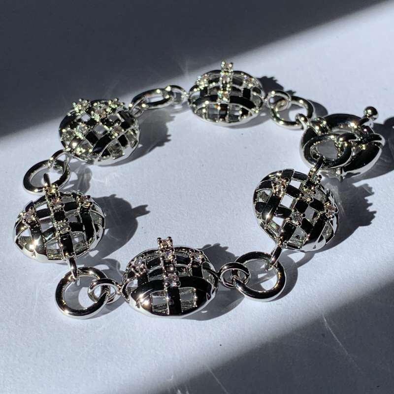 Pulseira com Pingentes Redondos Trançados